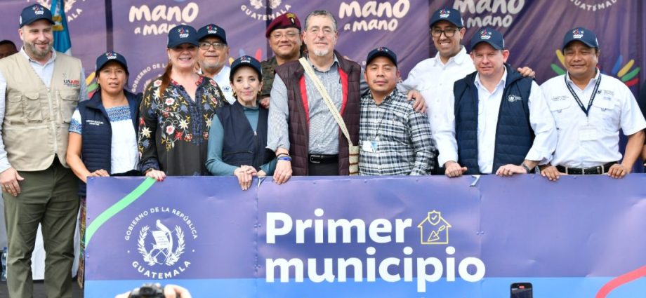 Presidente Arévalo, asistió a la ceremonia que proclamó a San Gaspar Ixchil el primer municipio del país libre de pisos de tierra