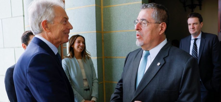 El presidente Arévalo expresó su satisfacción por la visita de cortesía del exprimer ministro británico, Tony Blair