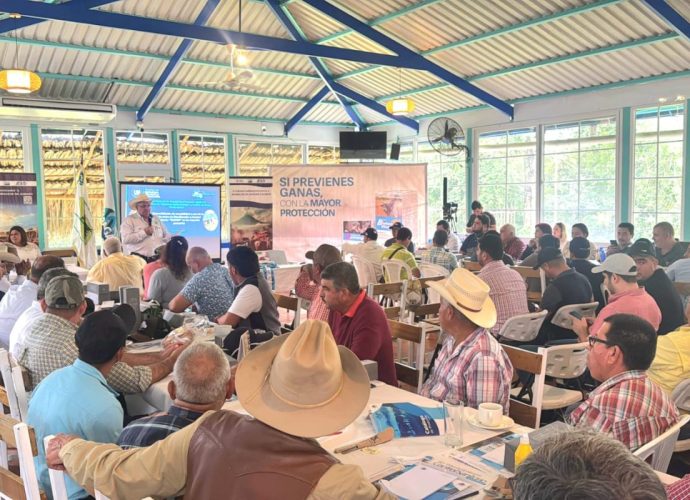 Ganaderos se capacitan para prevenir la propagación del Gusano Barrenador del Ganado