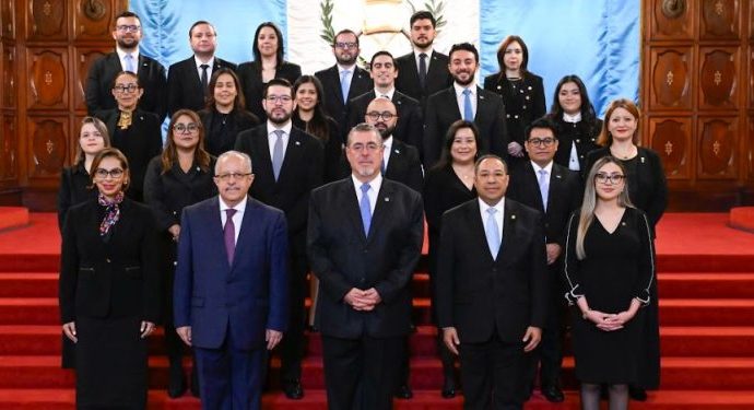 En el marco del Seminario de Consejeros Comerciales, el presidente Arévalo recibió a los consejeros en el Palacio Nacional de la Cultura