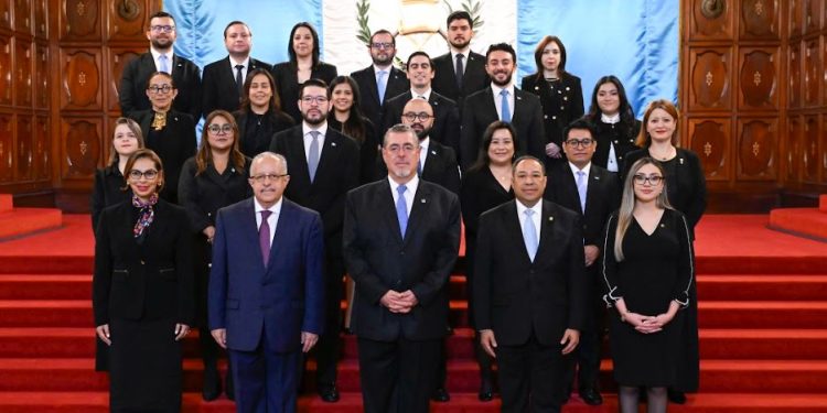 En el marco del Seminario de Consejeros Comerciales, el presidente Arévalo recibió a los consejeros en el Palacio Nacional de la Cultura