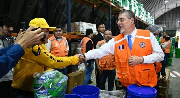 El Presidente Bernardo Arèvalo superviso la entrega de  ayuda humanitaria que incluye: alimentos, agua pura, frazadas y ropa.