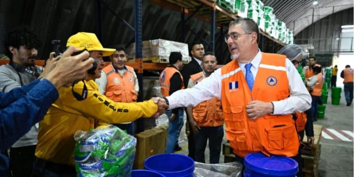 El presidente Arévalo, supervisó  la preparación y entrega de la ayuda humanitaria que brinda la CONRED