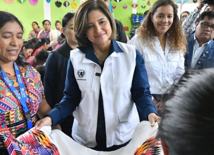 La vicepresidenta Herrera en colaboración con la OIM proporcionó este viernes capital semilla a 130 mujeres de una comunidad en Santa Apolonia