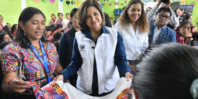 La vicepresidenta Herrera en colaboración con la OIM proporcionó este viernes capital semilla a 130 mujeres de una comunidad en Santa Apolonia