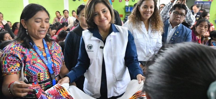 La vicepresidenta Herrera en colaboración con la OIM proporcionó este viernes capital semilla a 130 mujeres de una comunidad en Santa Apolonia