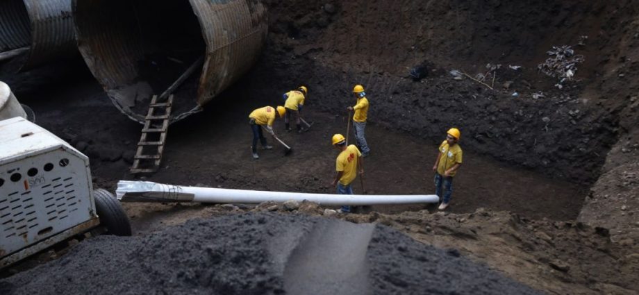 El titular del CIV visitó  la autopista Palín-Escuintla para verificar el progreso de las obras de restauración y recuperación