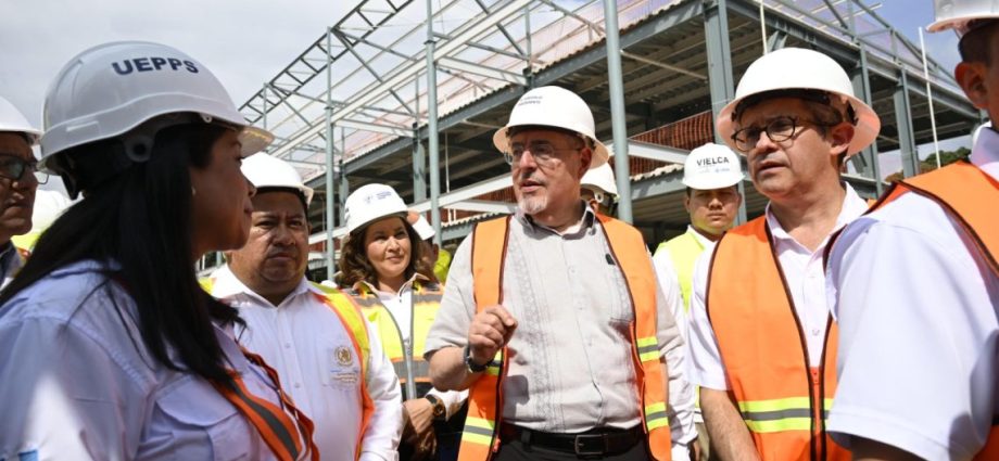 El presidente Arévalo verificó avances de construcción de hospital de Chiquimula y resaltó la importancia de este proyecto