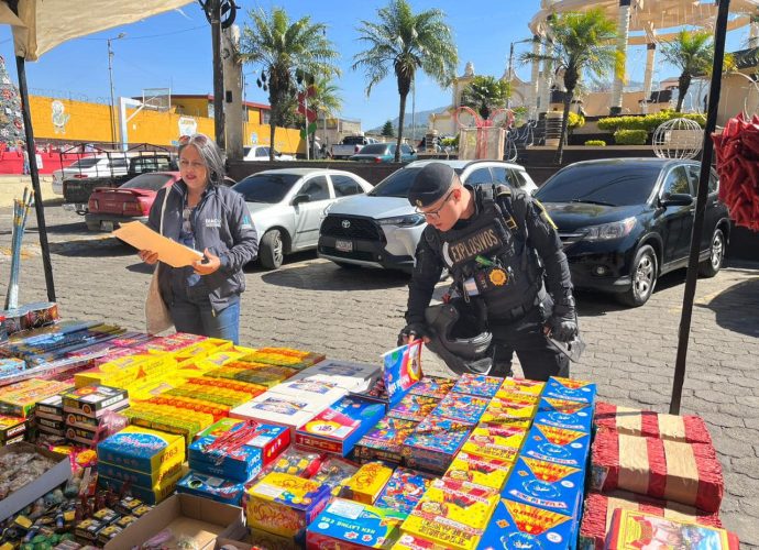 Plan Belén: Policía vigila venta de fuegos artificiales para prevenir accidentes