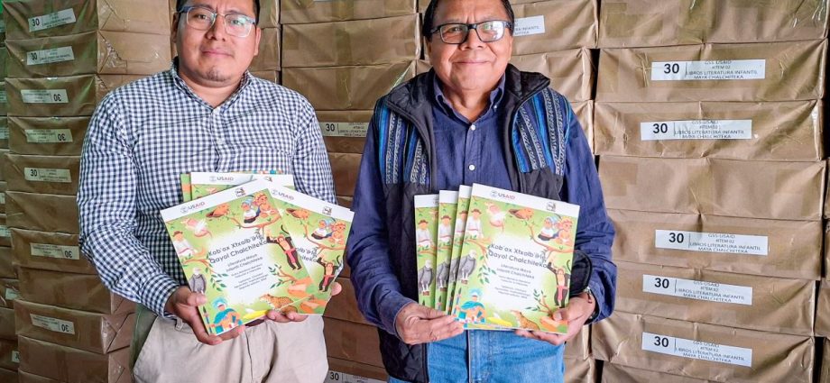 Fortalecimiento del idioma maya chalchiteko con la entrega de 9 mil ejemplares del libro “Literatura infantil chalchiteka”