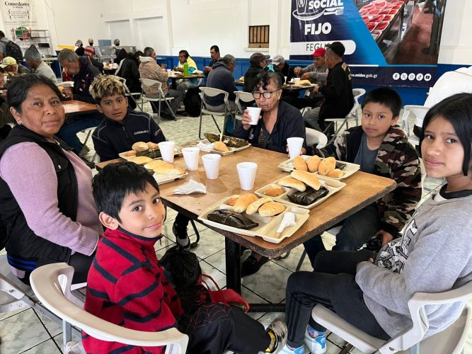 MIDES celebra la Navidad con un desayuno especial en Comedores Sociales