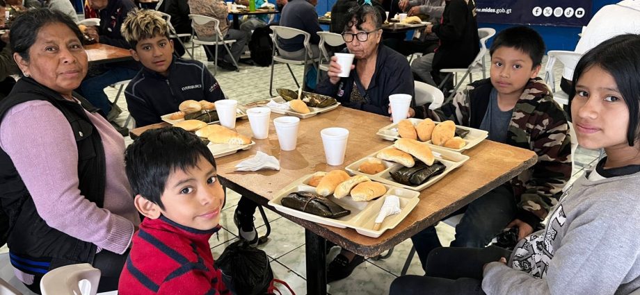 MIDES celebra la Navidad con un desayuno especial en Comedores Sociales