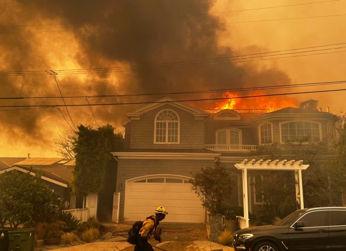 Los Ángeles en llamas: Fuertes vientos avivan devastador incendio