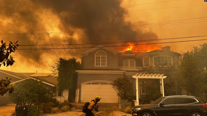 Los Ángeles en llamas: Fuertes vientos avivan devastador incendio