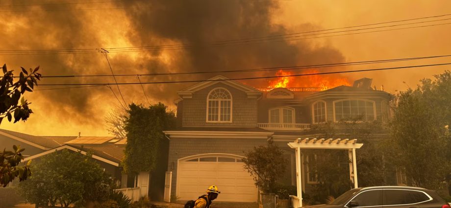 Los Ángeles en llamas: Fuertes vientos avivan devastador incendio