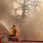 Incendio Hughes avanza sin control en Los Ángeles debido a fuertes vientos