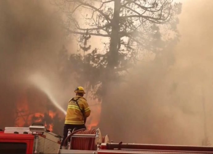 Incendio Hughes avanza sin control en Los Ángeles debido a fuertes vientos