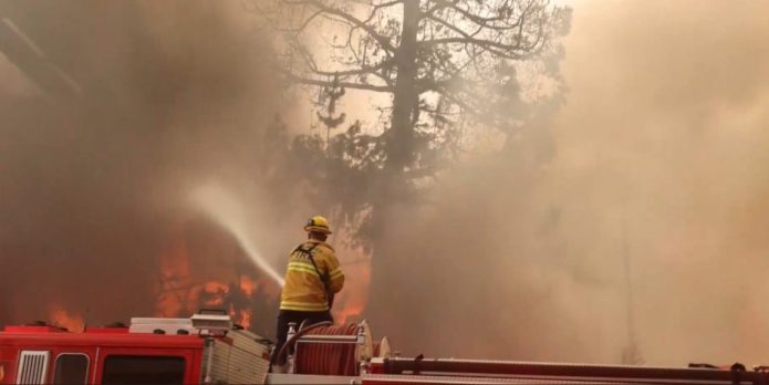 Incendio Hughes avanza sin control en Los Ángeles debido a fuertes vientos