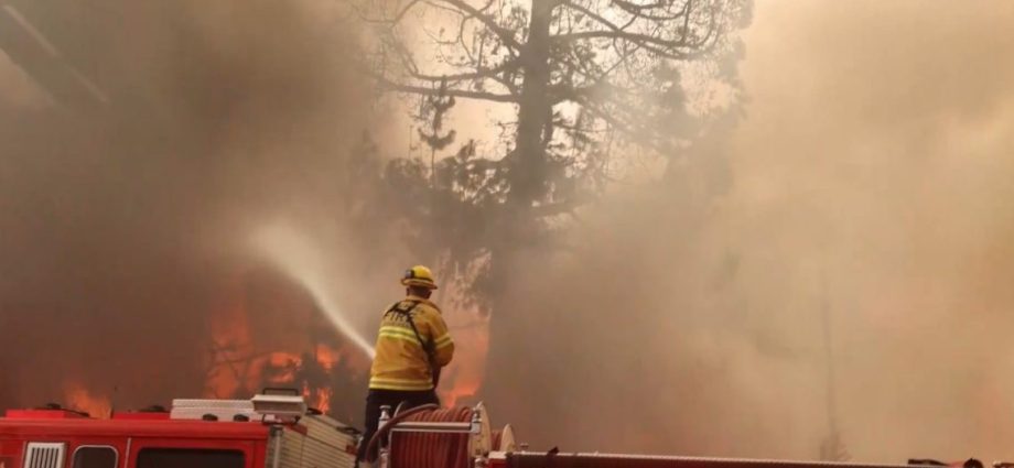 Incendio Hughes avanza sin control en Los Ángeles debido a fuertes vientos