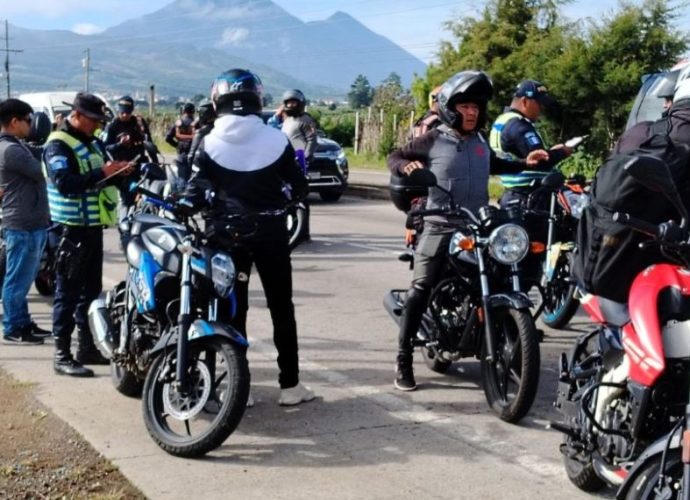 La Policía Nacional Civil, en el marco de su labor comunitaria ha proporcionado señalización y formación, entre otros elementos