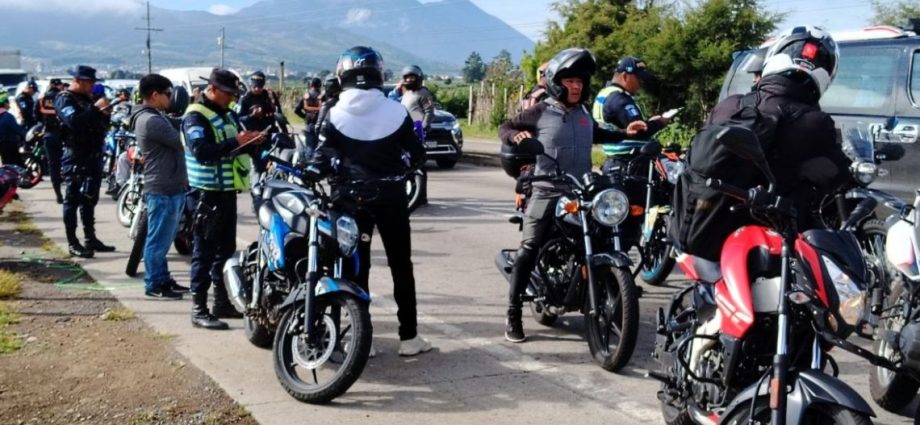 La Policía Nacional Civil, en el marco de su labor comunitaria ha proporcionado señalización y formación, entre otros elementos