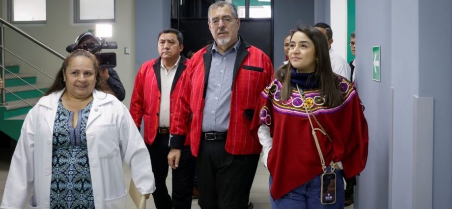 El presidente Bernardo Arévalo resalta avances en salud