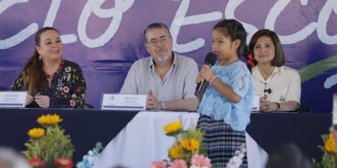 Presidente y vicepresidenta inauguran ciclo escolar en Petén