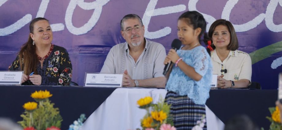 Presidente y vicepresidenta inauguran ciclo escolar en Petén