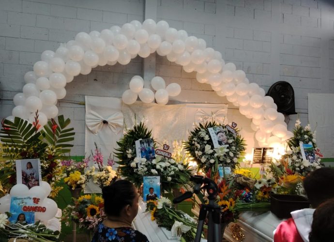 Despedida en el Salón Comunal de Bethania: Acto Fúnebre para la Maestra y sus Hijos