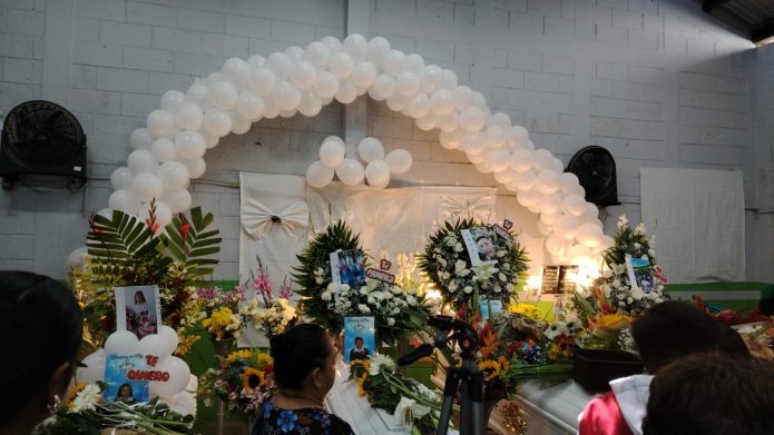 Despedida en el Salón Comunal de Bethania: Acto Fúnebre para la Maestra y sus Hijos