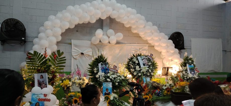 Despedida en el Salón Comunal de Bethania: Acto Fúnebre para la Maestra y sus Hijos