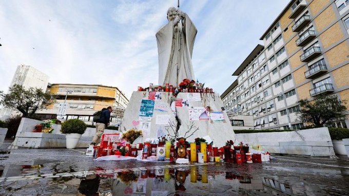 Vaticano informa sobre recuperación favorable del Papa, según médicos