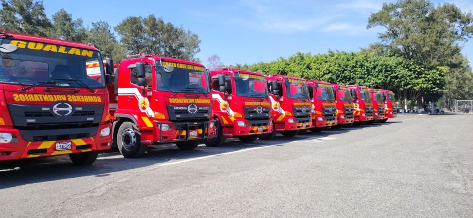 Entrega de motobombas a compañías de Bomberos Voluntarios en el interior del país