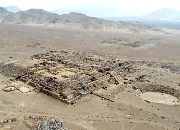 Nuevo Altar de Fuego Descubierto en Era de Pando, Antiguo Asentamiento Caral, Perú