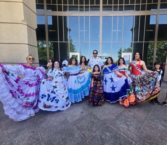 Diplomacia Internacional: Guatemala Promueve su Patrimonio Cultural en el Desfile de las Naciones de Denver