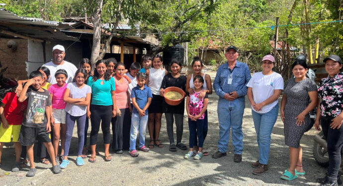 MAGA Impulsa el Desarrollo Rural: Jóvenes de Zacapa Aprenden a Elaborar Concentrado Artesanal para Aves de Traspatio