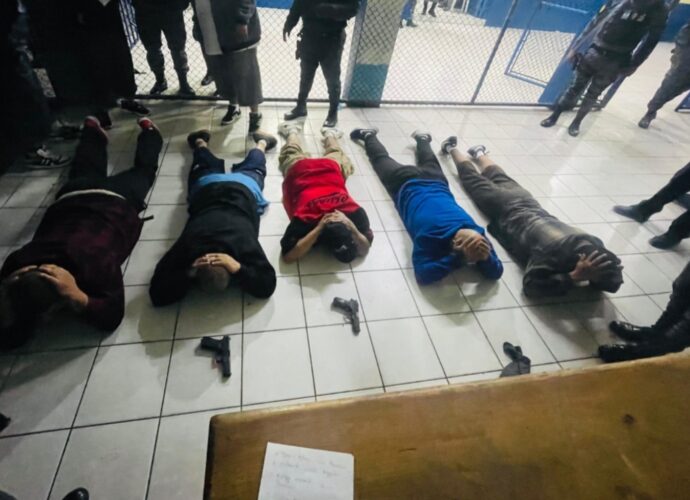 Rescatan a 11 guardias retenidos en motines simultáneos en dos cárceles de Guatemala