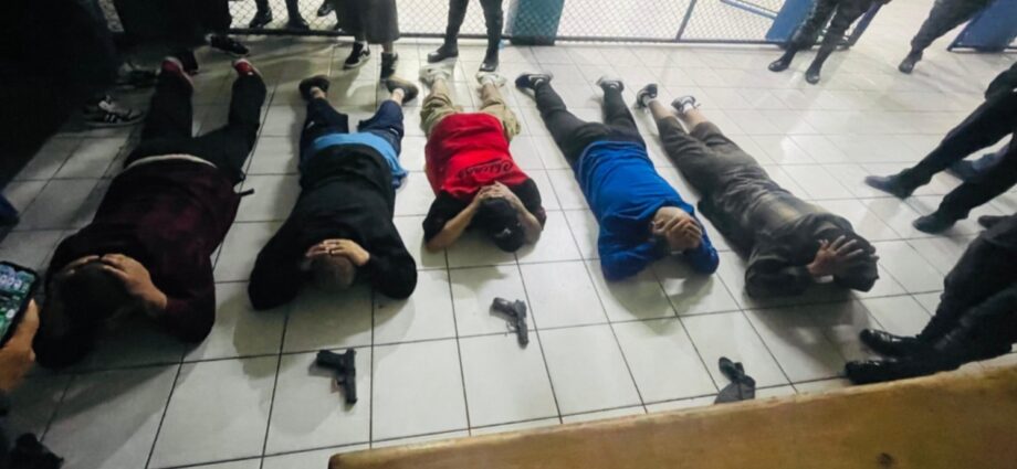 Rescatan a 11 guardias retenidos en motines simultáneos en dos cárceles de Guatemala