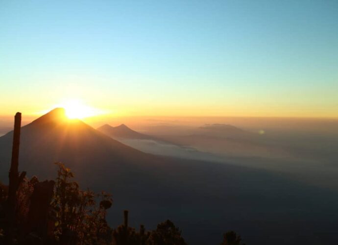 CONAP Cierra el Volcán Acatenango por Riesgo de Derrumbes tras Sismos CONAP Cierra el Volcán Acatenango por Riesgo de Derrumbes tras Sismos