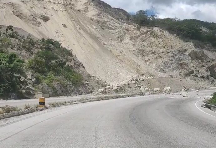 Precaución en la Ruta al Atlántico: Habilitan Carril Reversible por Derrumbe en el Km 66 Precaución en la Ruta al Atlántico: Habilitan Carril Reversible por Derrumbe en el Km 66