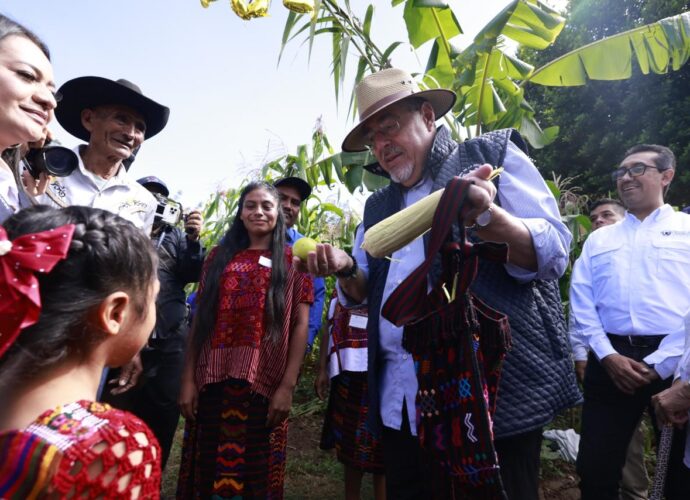 Presidente Arévalo supervisa avances de la Iniciativa Mano a Mano en Colotenango Presidente Arévalo supervisa avances de la Iniciativa Mano a Mano en Colotenango