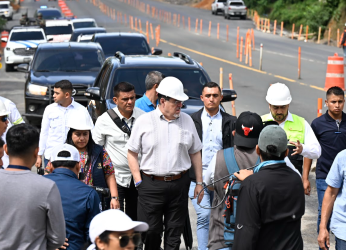 Presidente Arévalo supervisa obras viales en Santa Cruz Verapaz.