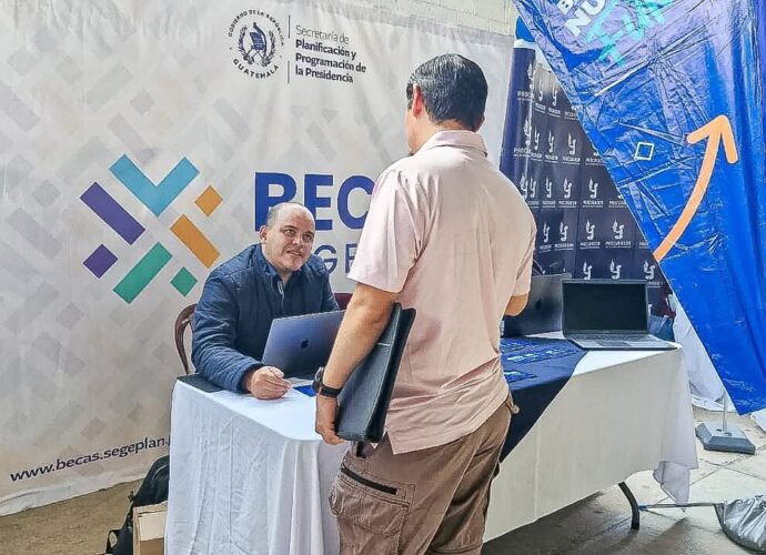 Más de 3,300 Jóvenes Sueñan con un Futuro Académico gracias a las Becas del Gobierno Más de 3,300 Jóvenes Sueñan con un Futuro Académico gracias a las Becas del Gobierno