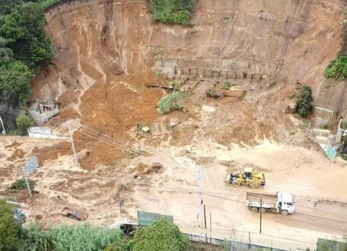 IV Despliega Operativo Masivo y Retira Más de 2 Mil Metros Cúbicos de escombros Tras Derrumbe en Ruta a El Salvador