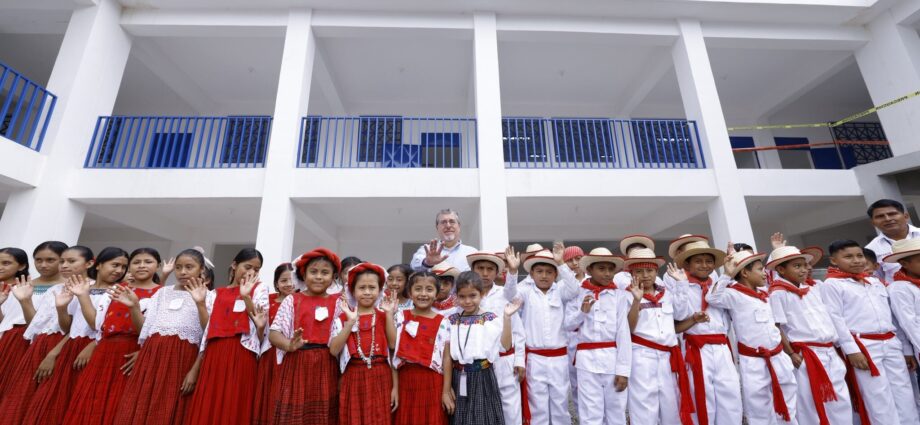 Presidente Arévalo Concluye Gira en Alta Verapaz Supervisando Obras Clave y Fortaleciendo la Transparencia Presidente Arévalo Concluye Gira en Alta Verapaz Supervisando Obras Clave y Fortaleciendo la Transparencia