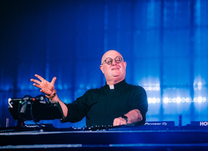 El «Sacerdote DJ» llega a Guatemala: Fe y música electrónica en una noche de evangelización moderna