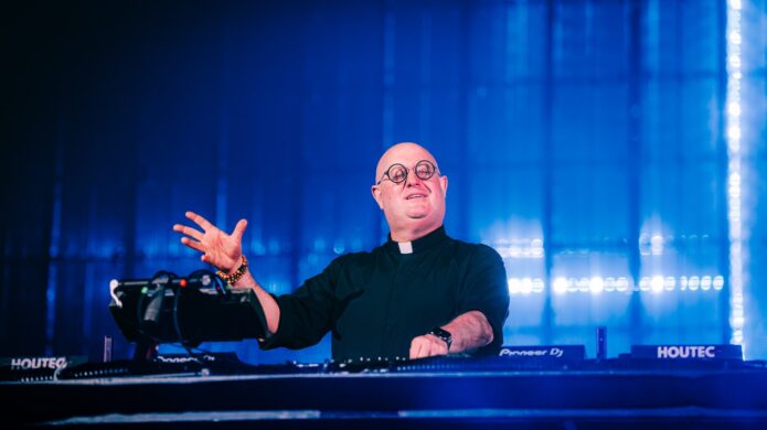 El «Sacerdote DJ» llega a Guatemala: Fe y música electrónica en una noche de evangelización moderna