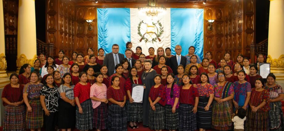 Tejedoras amplían su producción con apoyo de SOSEP y nuevos telares