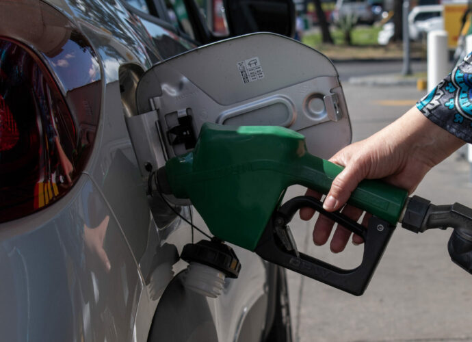 Arévalo impulsa alivio económico: Sanciona ley para frenar el alza en los combustibles