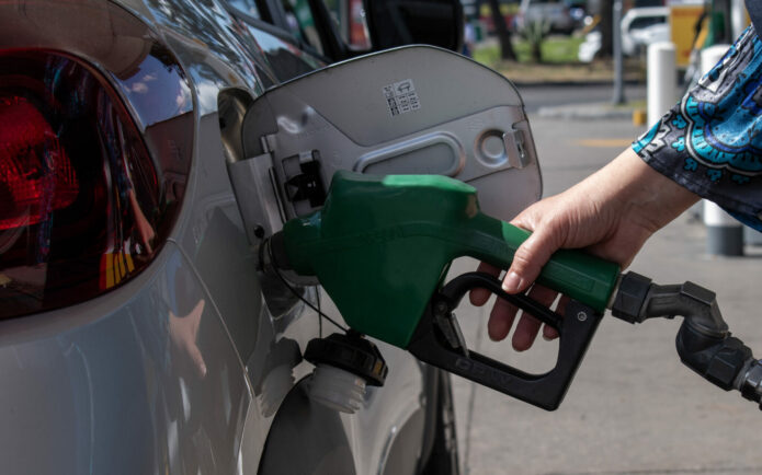 Arévalo impulsa alivio económico: Sanciona ley para frenar el alza en los combustibles